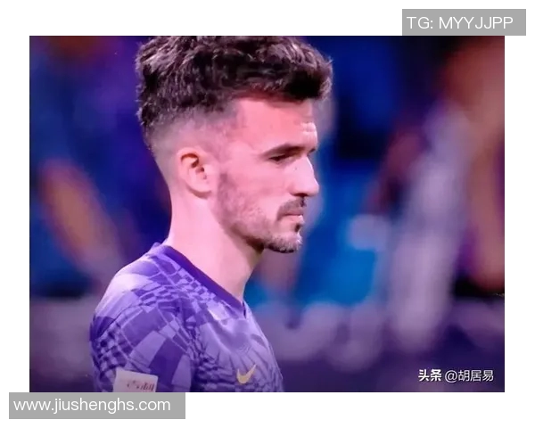 刀刻般的肌肉足球明星展现力量与技巧的完美结合