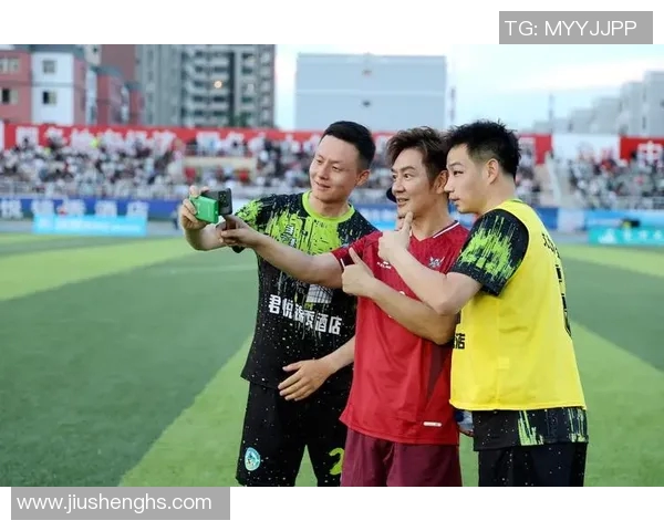 用嘴吃饭的足球明星们如何在绿茵场上展现自己的独特魅力与风采