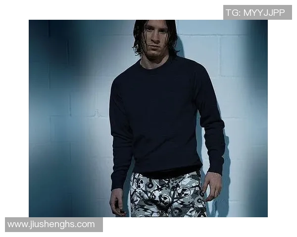 足球明星倾情演绎内衣广告视频展现运动魅力与时尚风范