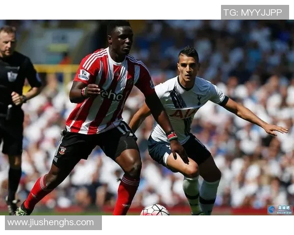 足球明星激情庆祝瞬间展现团结与荣耀的完美时刻